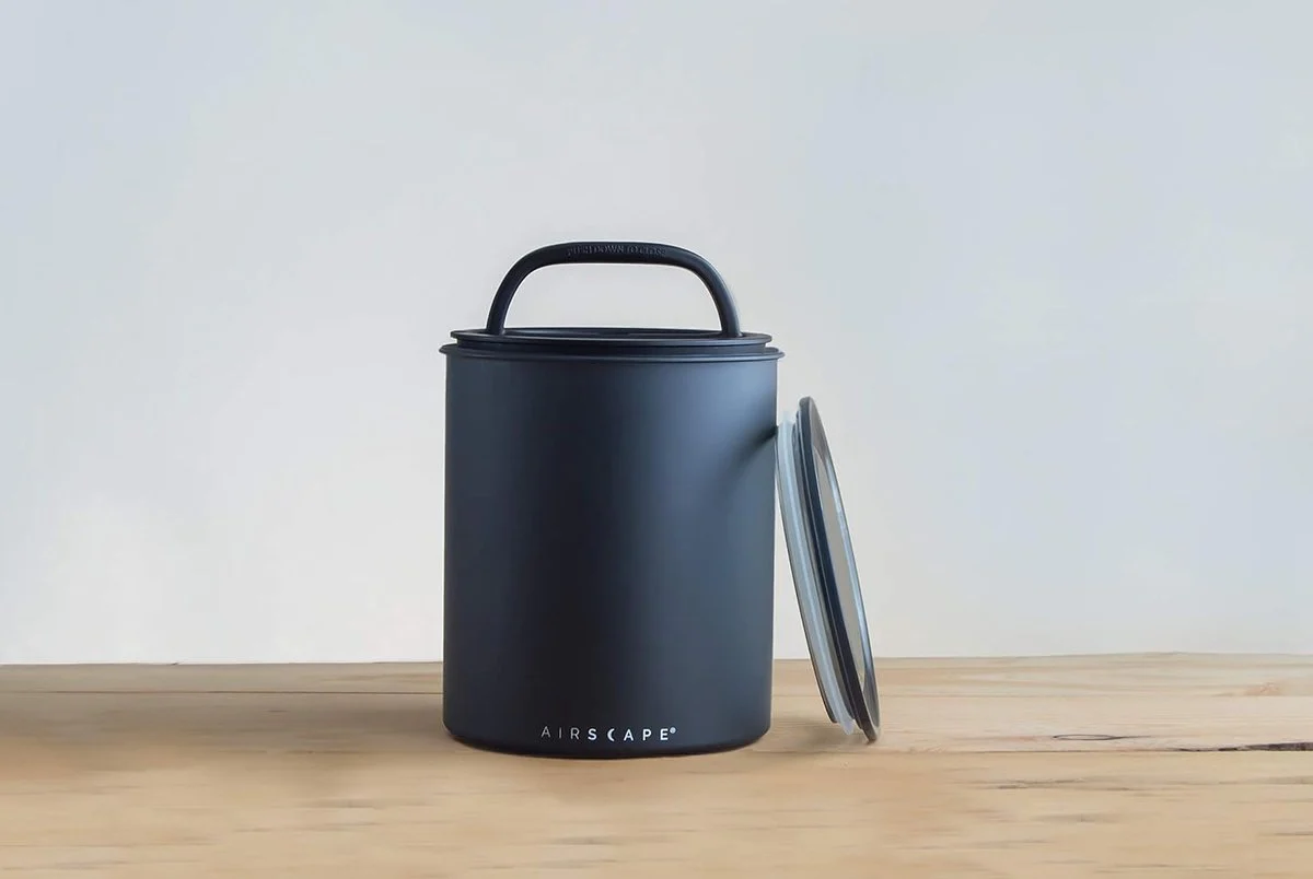 Koffieopslagpot (1,1 kg droge bonen) - Grote container in kiloformaat, gepatenteerd luchtdicht deksel duwt lucht naar buiten om de versheid van voedsel te behouden (zwart) - Afbeelding 3