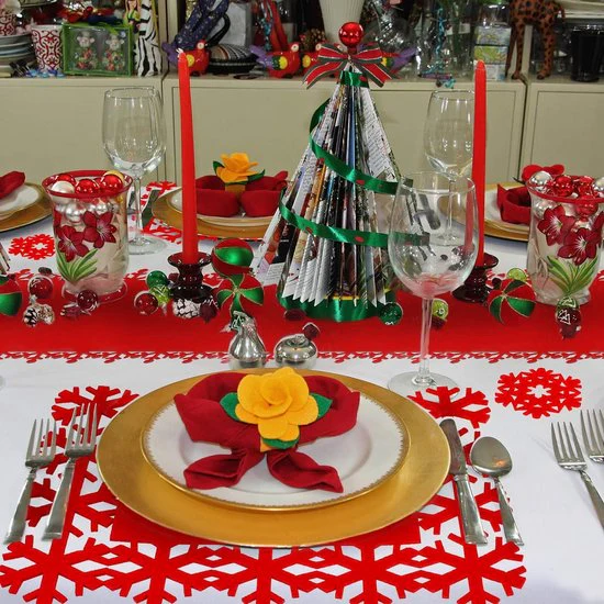Kersttafelsets en onderzetters, 1 kersttafelloper, 4 rode kersttafelsets, 6 onderzetters, sneeuwvlok-design-vilten eettafeldecoratie voor winter Kerstmis Nieuwjaarsfeest - Afbeelding 8